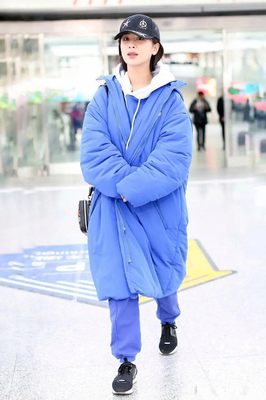 杨紫一身蓝造型