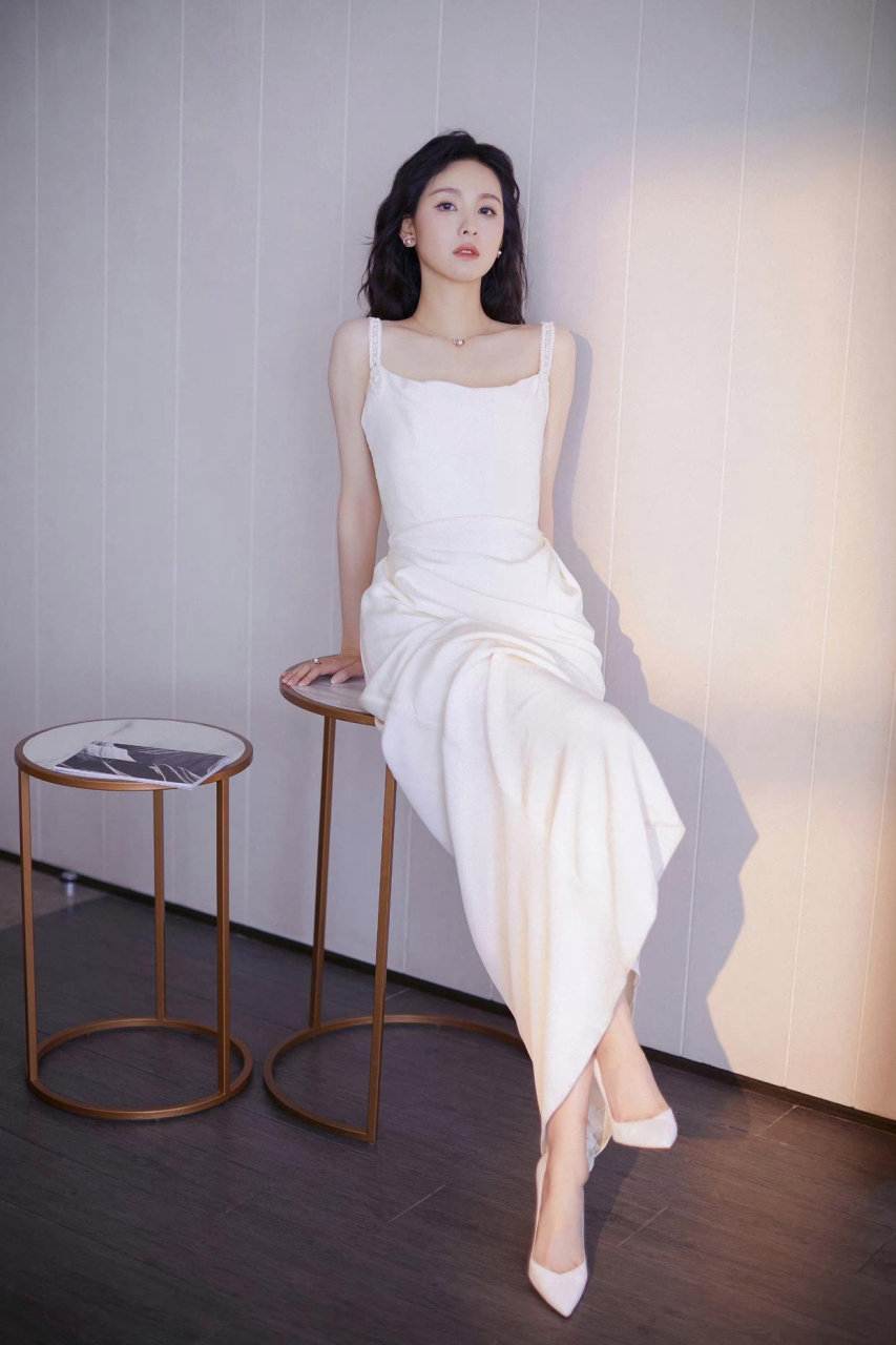 陈都灵白色吊带礼裙好美温婉的大美人!