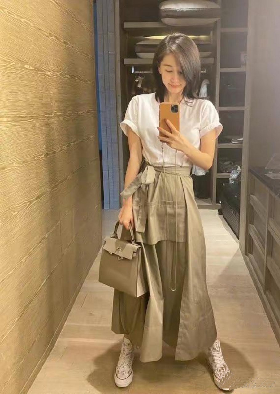 王子文应该是小个子女星里最会穿搭的.随便穿.