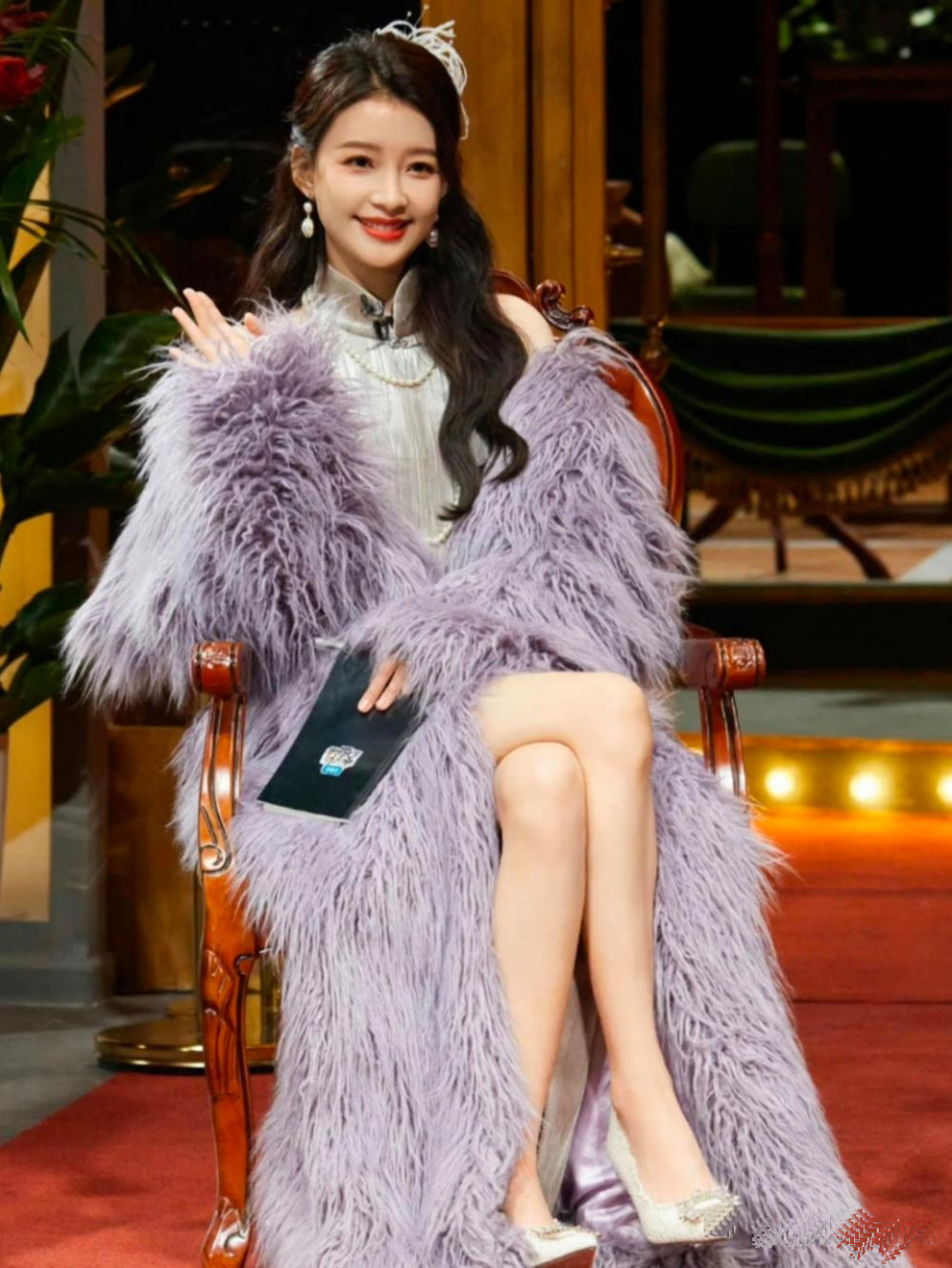 孙怡《大侦探》紫色旗袍造型