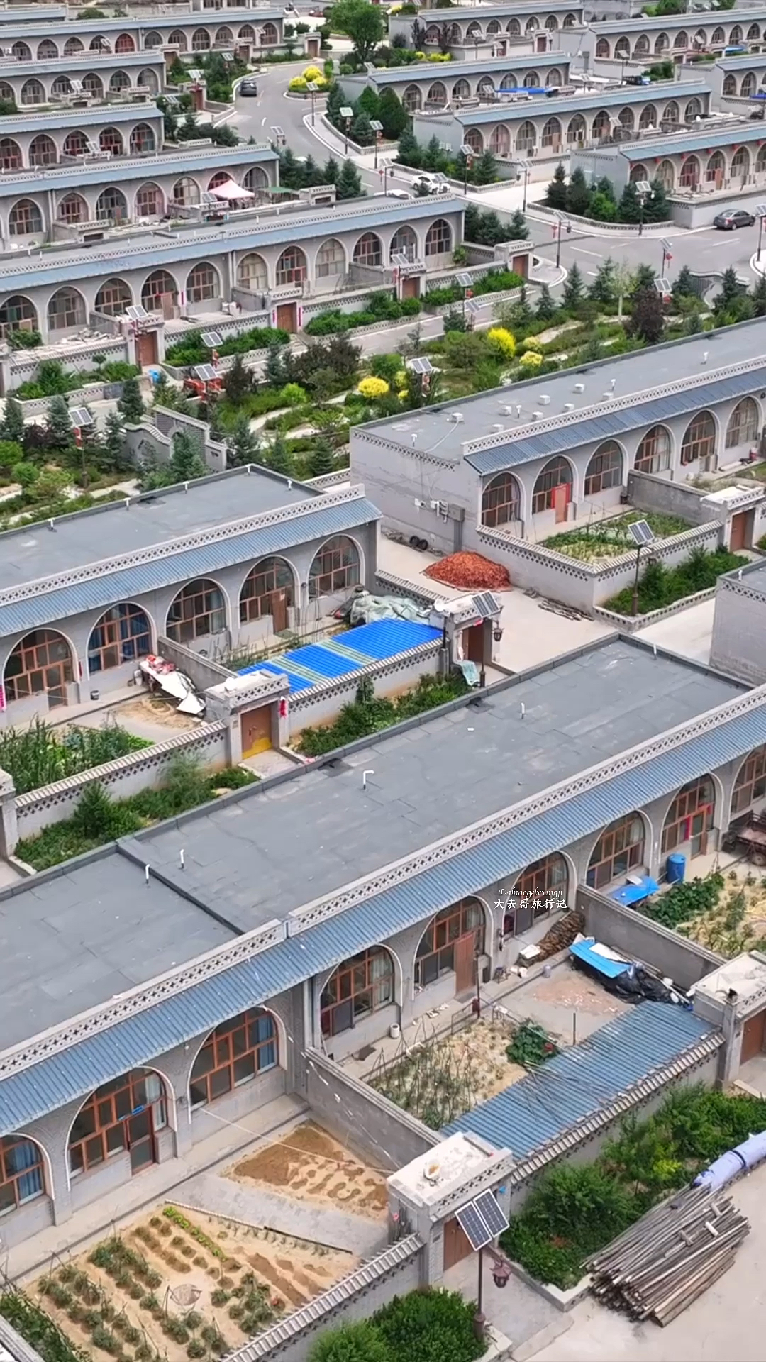 山西最美的窑洞新农村,家家户户门口挂起了大红灯笼