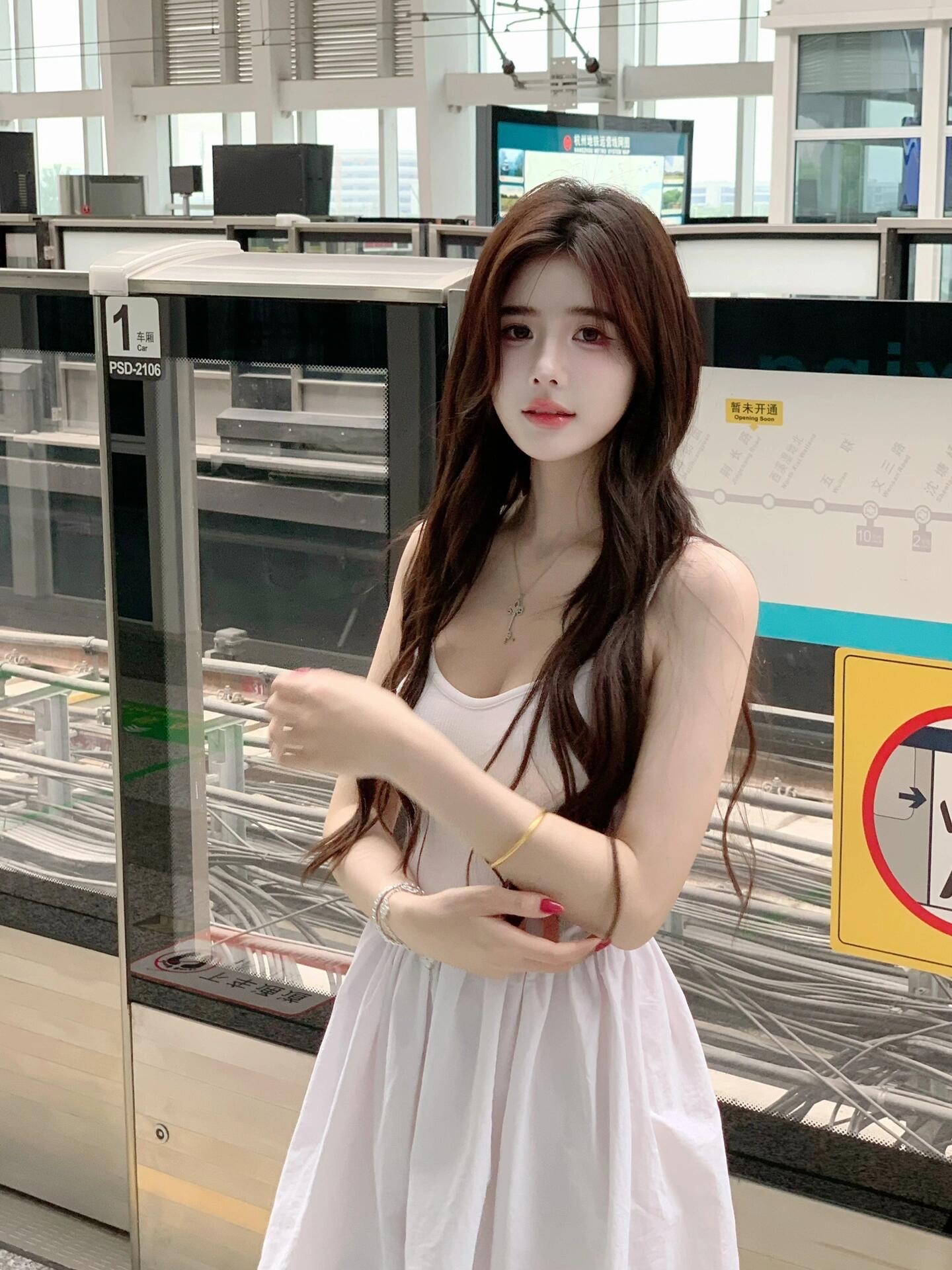 清纯美女地铁站台 white skirt夏日炎炎网友仿佛一股清流