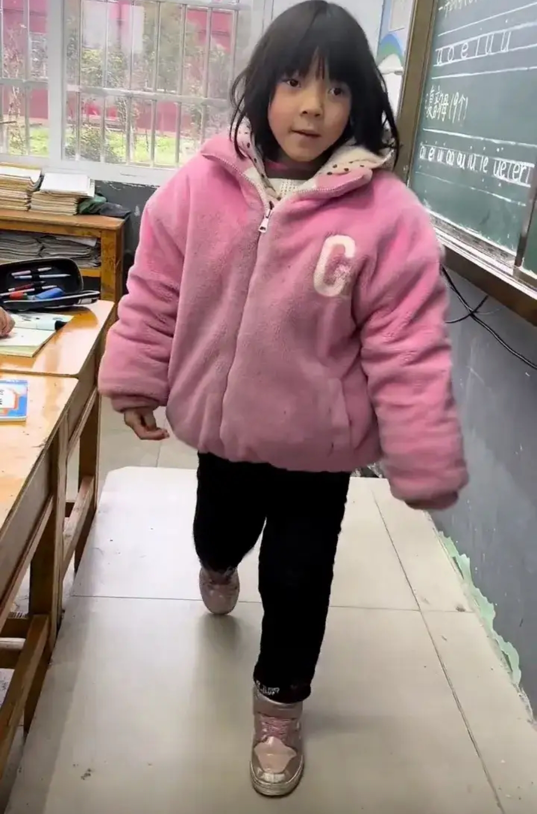 看到一位很可怜的小女孩2岁时候爸爸去世妈妈也走了现如今全靠87岁