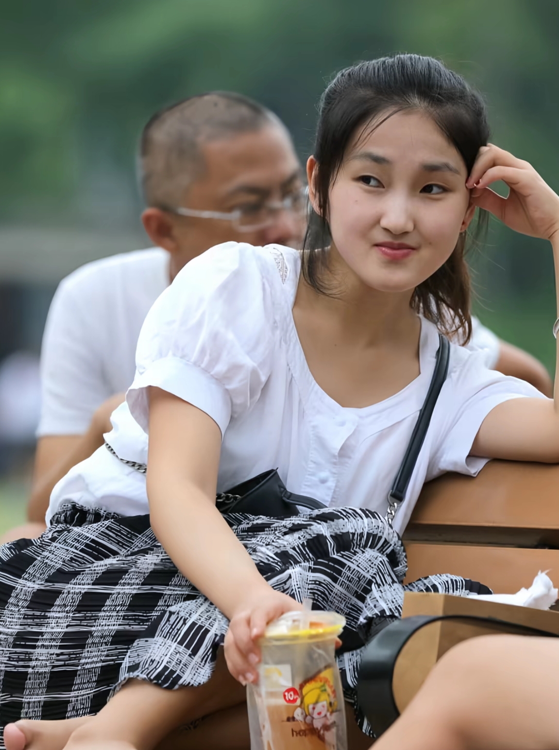 红酒绿懂得与异性保持距离不拜金不爱慕虚荣性格温温柔柔软软糯糯