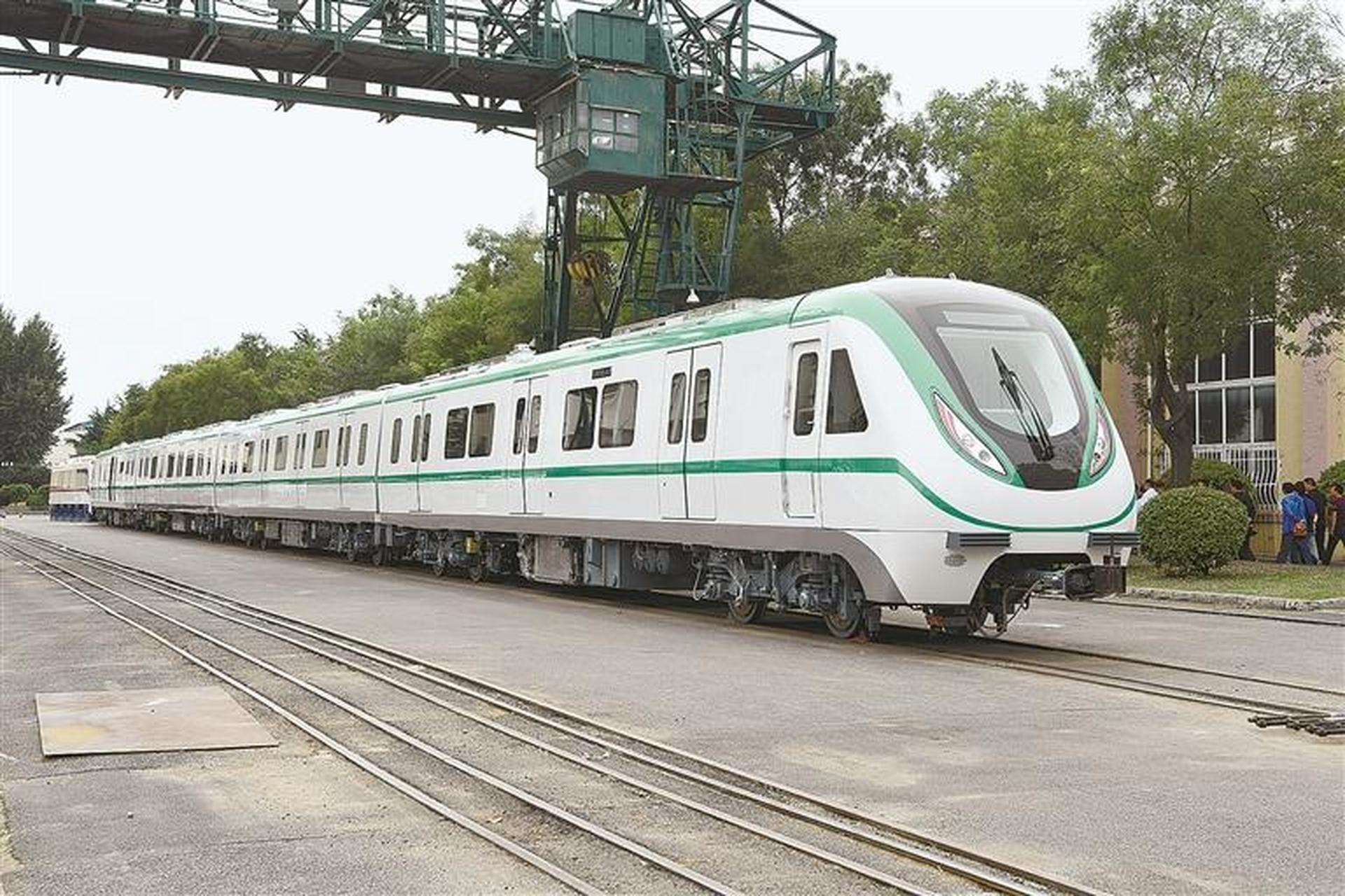 杠杠滴#【大连版尼日利亚阿布贾内燃动车组投入运营】当地时间5月29日