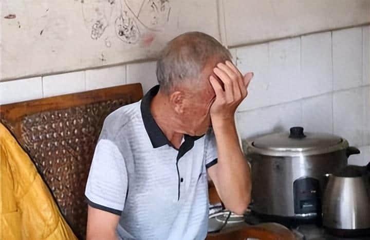 突然,一阵狂风卷起,只听得"啪嗒"一声巨响,赵大哥失去了平衡,从半空中