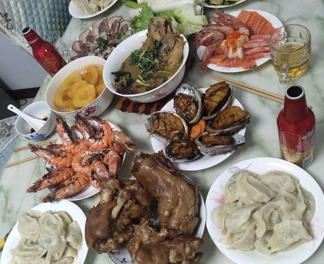 看不懂的吃饭"怪象",北方人用茶几当餐桌,南方人表示看不懂!