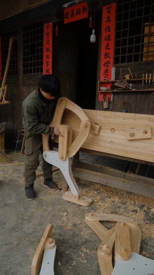 贵州山村小木匠安旭,做出诸葛亮木牛流马,登上新闻获央视点赞