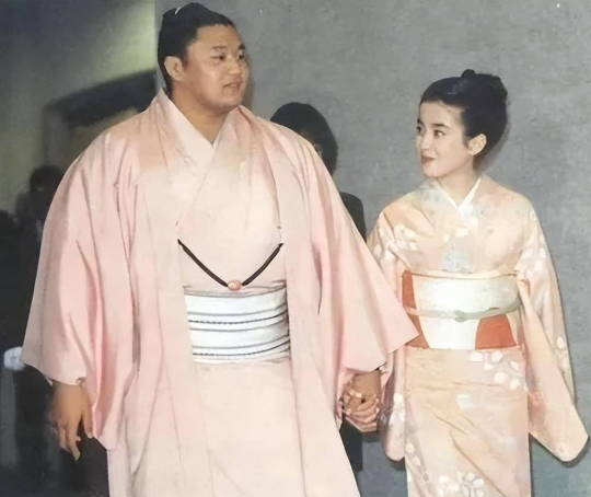贵花田是当时日本有名的相扑运动员,他一直是宫泽理惠的粉丝,在得知了