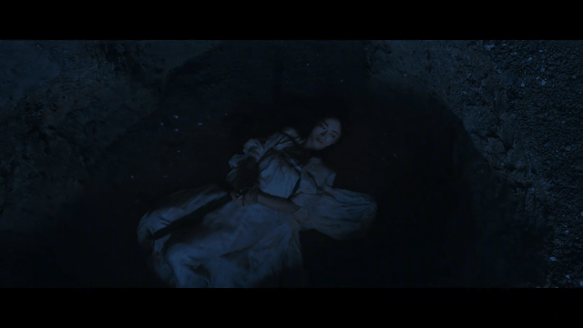 当她看到丈夫时,最初的表情是充满了喜悦,误以为是前来解救她的.