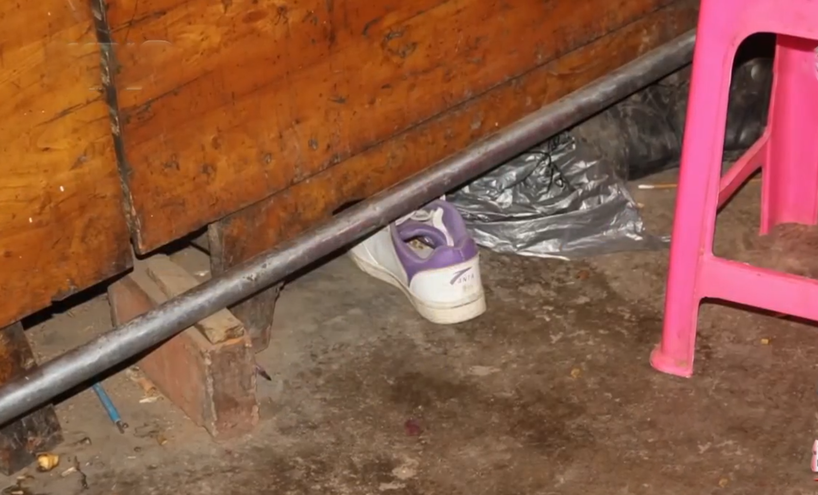 2016年女子"卧轨自杀",警察发现女子没穿鞋,查出被掩盖的惨案