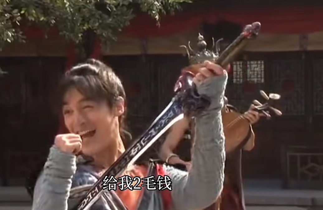 看到胡歌在躺着,直接踩着胡歌的肚子就过去了,胡歌的表情像极了表情包