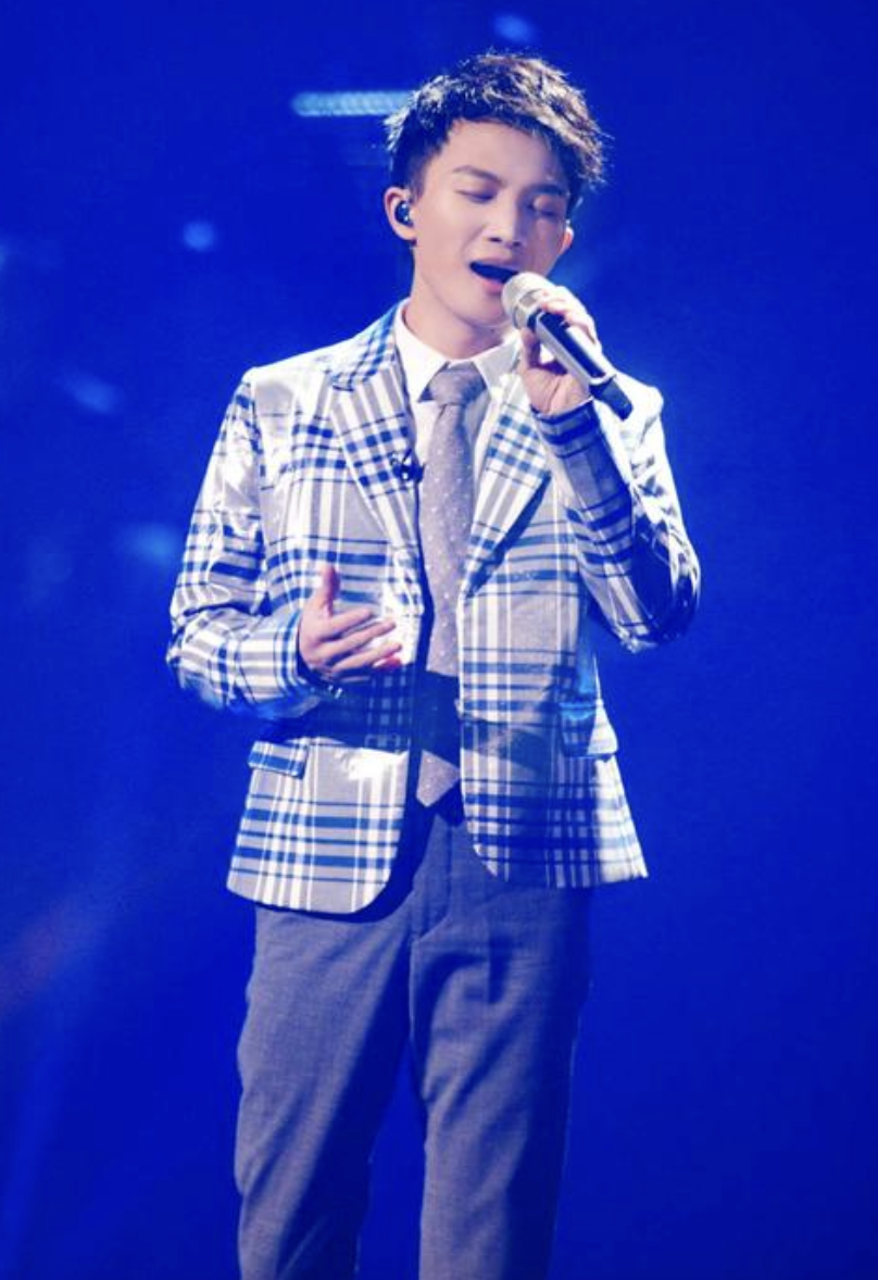 周深演唱会送票都没人看,开场整片空座,座位上放荧光棒太尴尬!