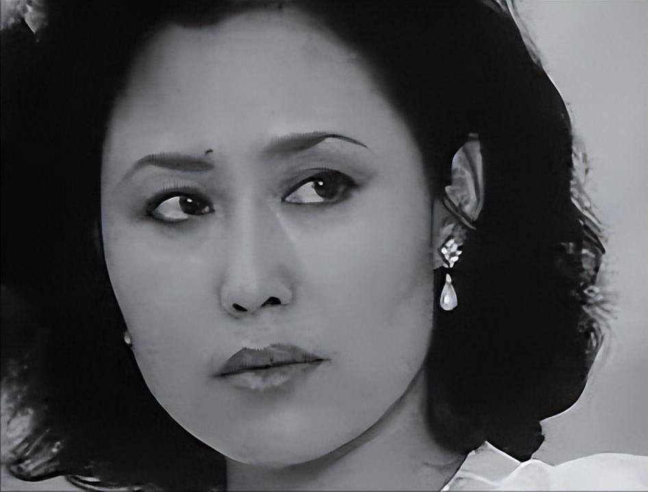 74岁斯琴高娃近况:瑞士老公已去世,她垂垂老矣,回到国内生活