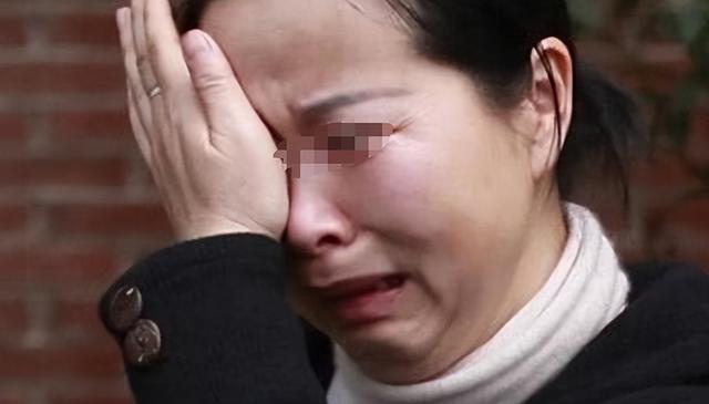 女儿高考只差清华1分,母亲托关系查卷,卷上19字让她崩溃大哭