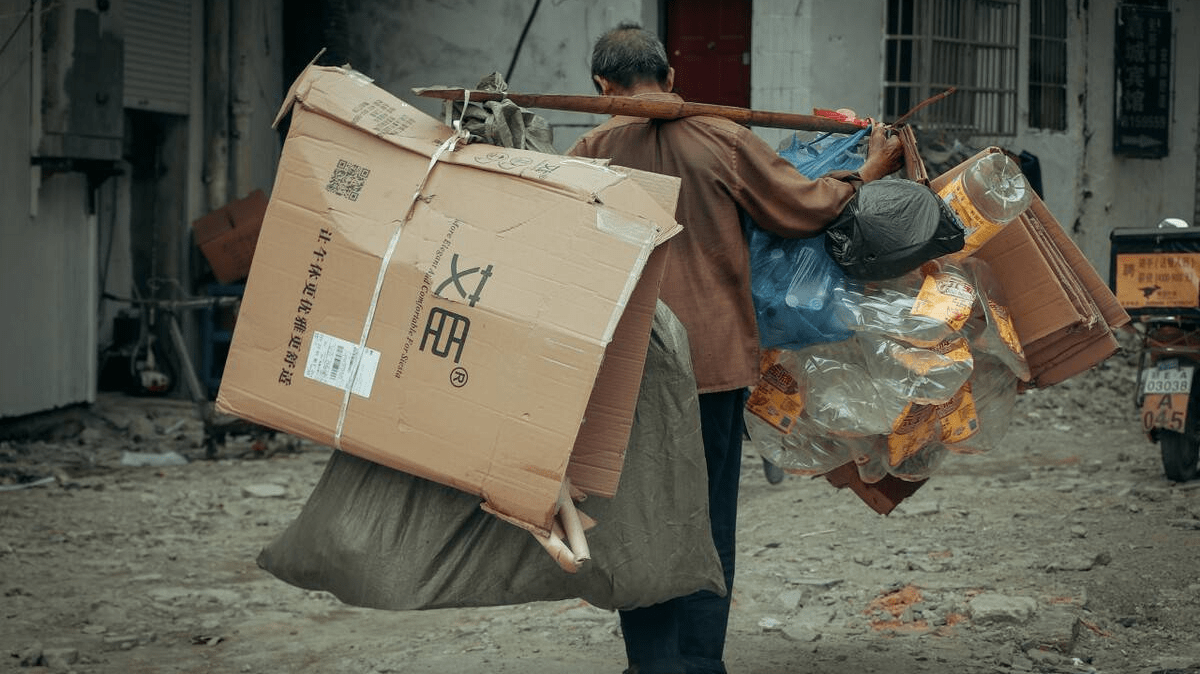 故事:小伙认拾荒老汉为干爹,11年后老人身份曝光,惊动当地政府