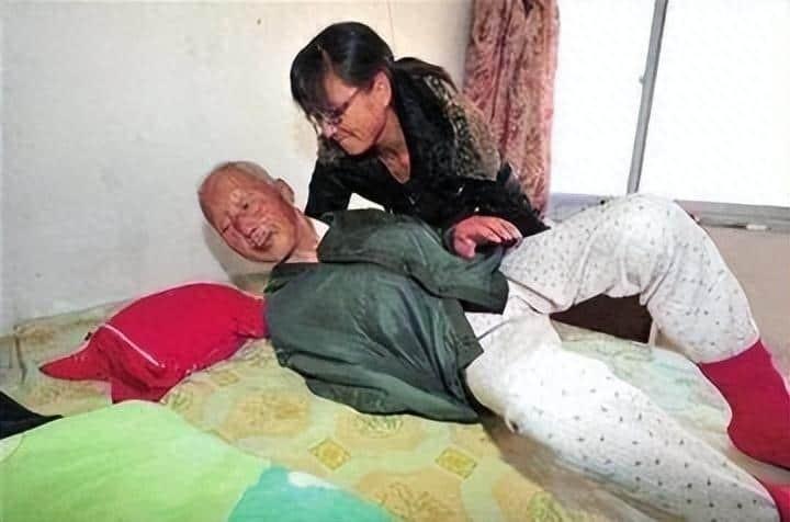 "饭桌上,家人们的笑声终于不再那么捉襟见肘,赵海和陈雪深深地感受到