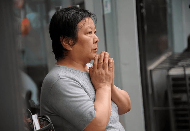 当初骗妻子假离婚弄假成真,如今生病儿女近在咫尺却无人过问!