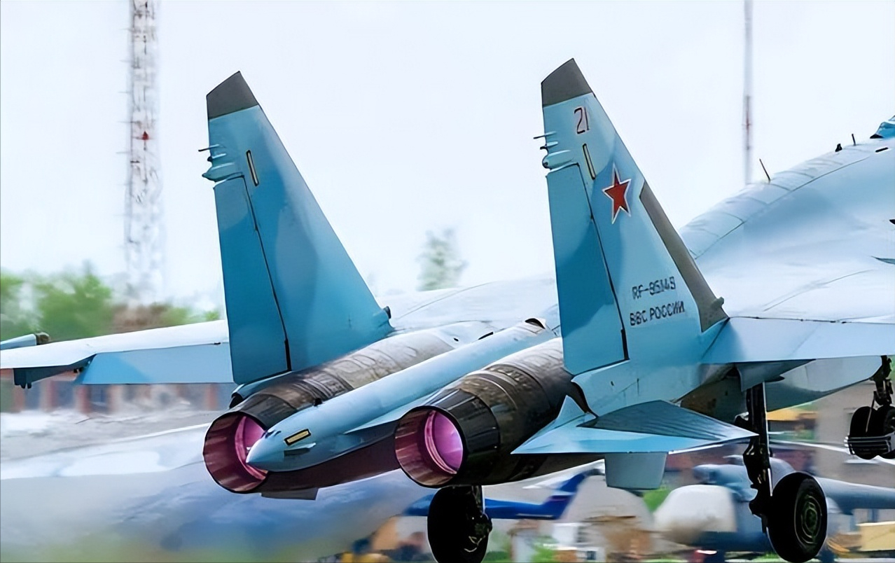 肚明,因为4月18号交付给伊朗的苏35机身上,还剩了点儿埃及空军的涂装