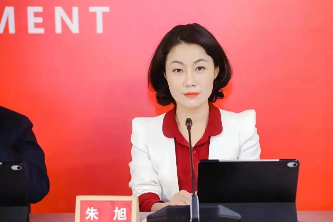 "金牌女秘书"朱旭:年薪849万,虽已年近50岁了,还像个少女