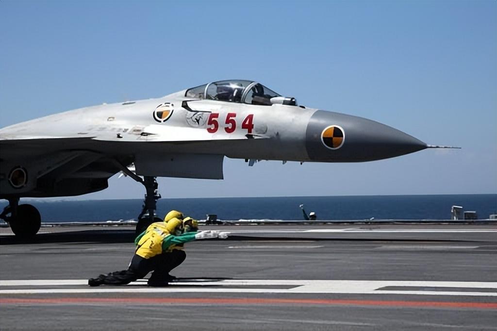 肚明,因为4月18号交付给伊朗的苏35机身上,还剩了点儿埃及空军的涂装