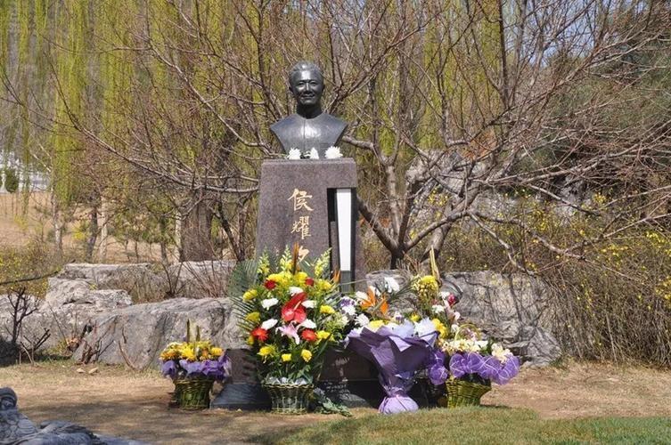 侯耀文墓地造价七百万,郭德纲率众吊唁,旁边还有"林妹妹"之墓