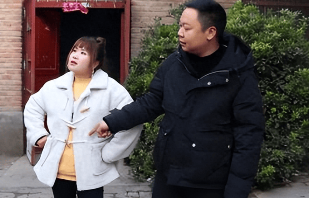 正说着,婷婷回家,看到二人郁郁寡欢的样子,不禁走了过去.