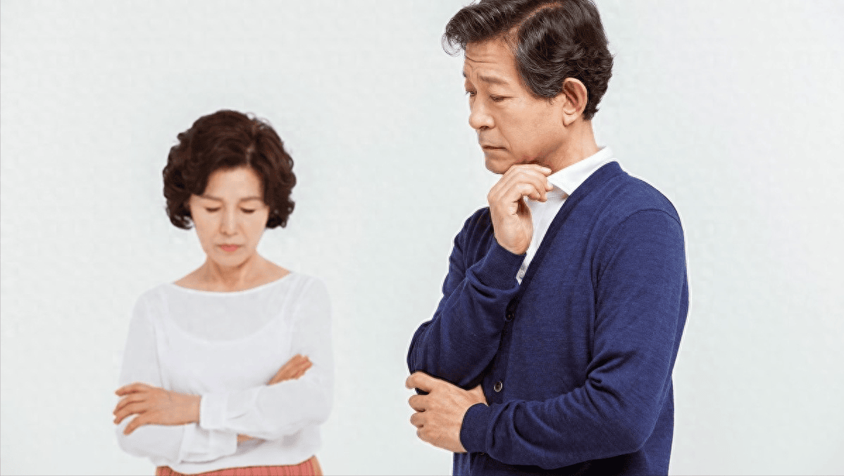 父亲与初恋私奔,我跟着继母生活15年,我给继母买房后,父亲来了