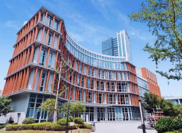 圣华紫竹学院(全称"上海圣华紫竹专修学院有限公司")拥有完备的国际