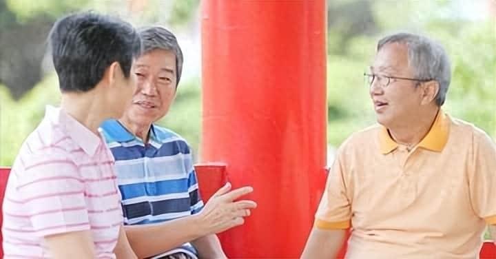 "刘勇迟疑了一下,没直接回答,而是关心地说:"娟儿,听说你最近买了不少