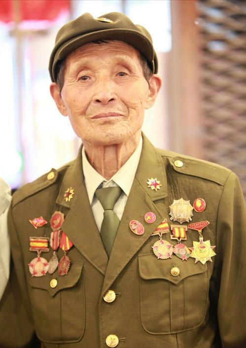 2009年,抗美援朝老兵孙德山如往常一样,身穿军装散步,胸前别满了勋章
