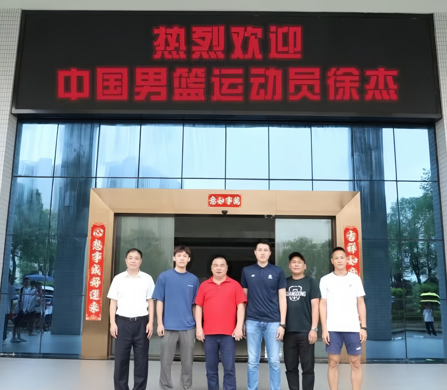 集训前,广东宏远男篮后卫徐杰回到家乡惠州博罗的榕城中学,并为即将