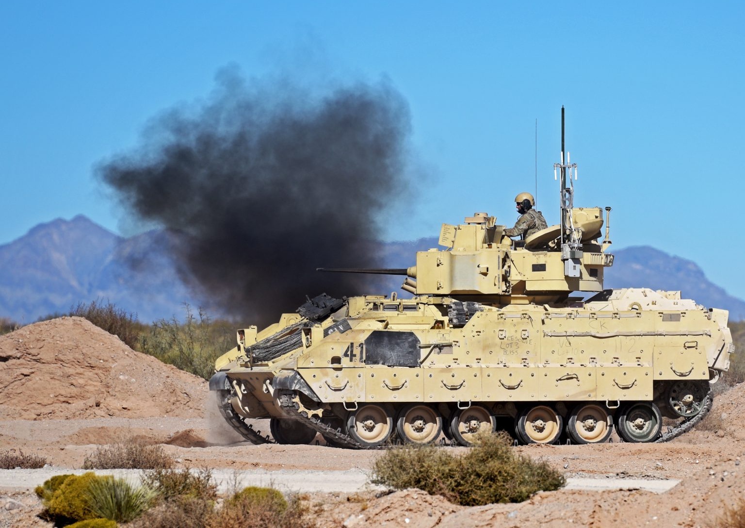 该车是由bae系统公司为美国陆军制造的一种轻装甲,全履带式运输车辆