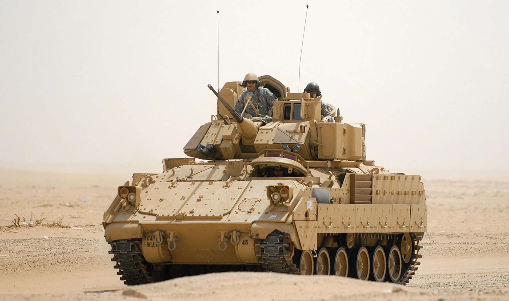 装备欣赏:美国陆军装备的布雷德利m2步兵战车,该车是由bae系统公司为