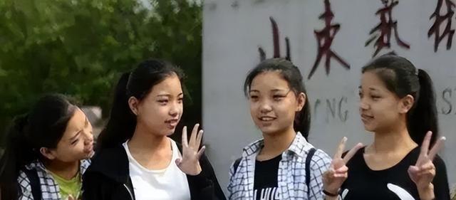 冰清玉洁四胞胎:勇闯娱乐圈出道失败,穿短裙在酒吧当擦边女