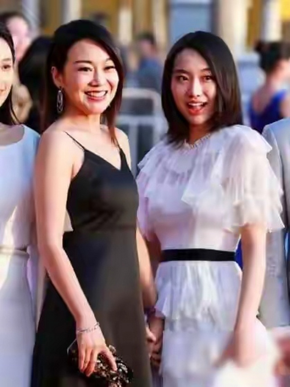 演员闫妮和丈夫邹伟的婚姻出现了裂痕,闫妮不愿意接受这个现实,她觉得