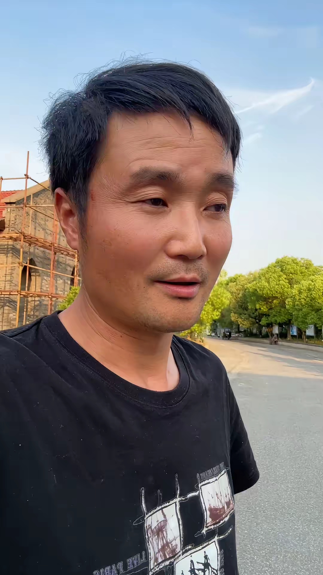 回答别人的问题也总是驴唇不对马嘴,脑子反应还慢,别人不