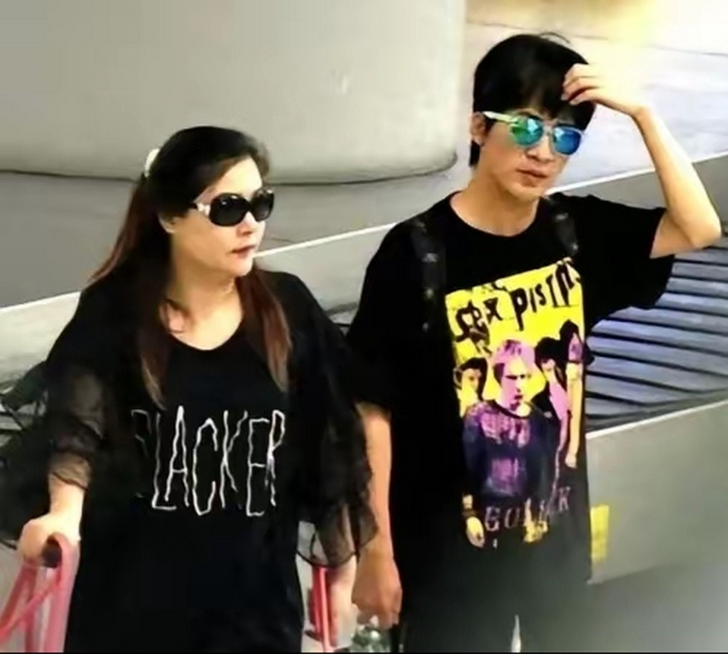 大张伟和妻子现身机场,太太温柔的帮他整理头发.