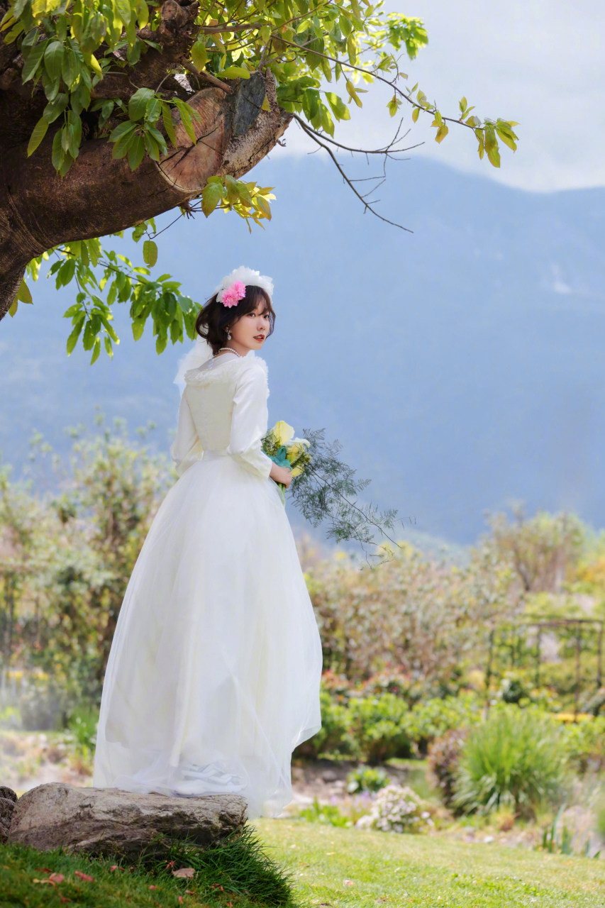 王珞丹穿上婚纱,复刻妈妈的少女时代!