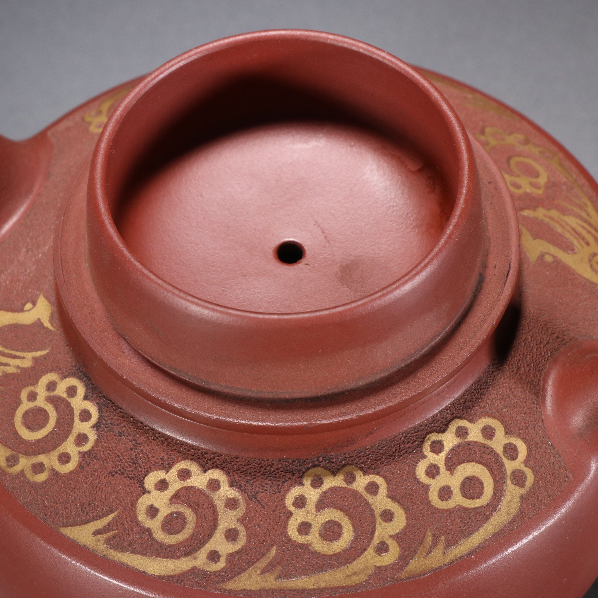 王东石款紫砂描金茶壶 尺寸:高9cm 长15.8cm