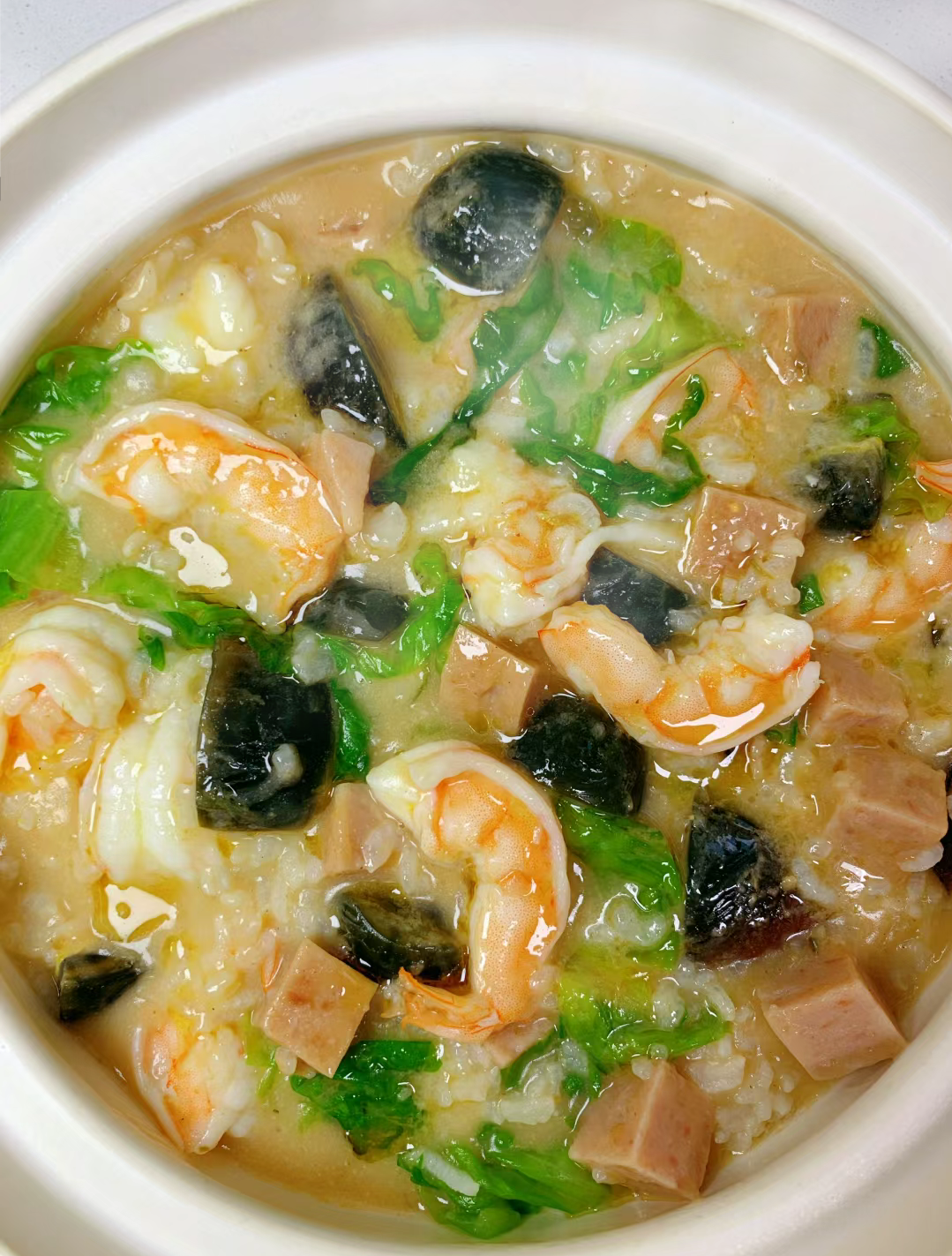 答应我一定要试试这个皮蛋虾仁粥,料超多超足,虾仁嫩滑q弹有嚼劲,粥