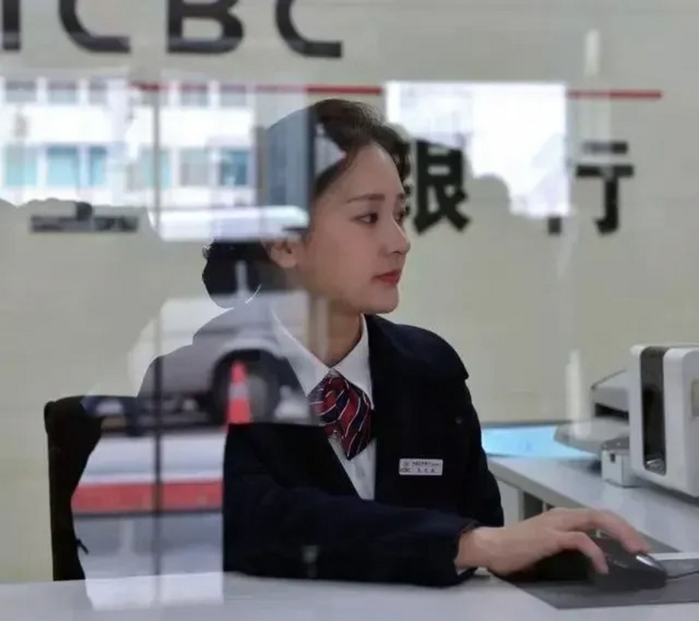 我们小区一个女的,在工行上班,听她说现在银行的日子也不好过了.