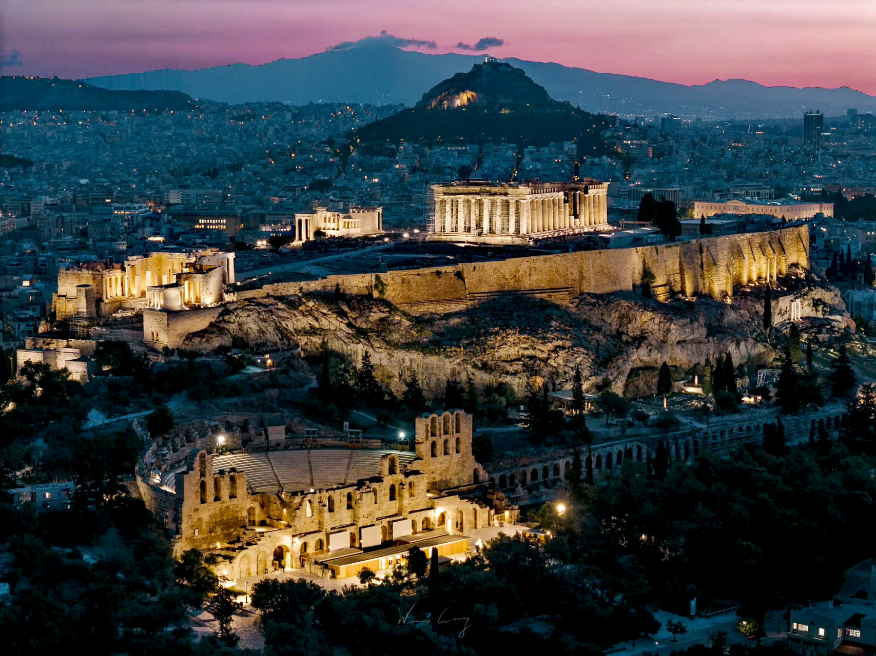 chang拍摄的一组希腊雅典卫城照片,是古希腊最杰出的公共建筑群,位于