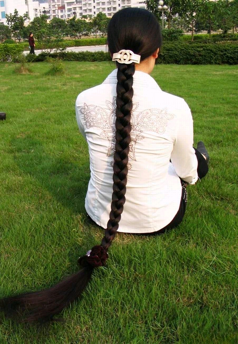 看到这位美女的长辫子,就想起《小芳》那首歌