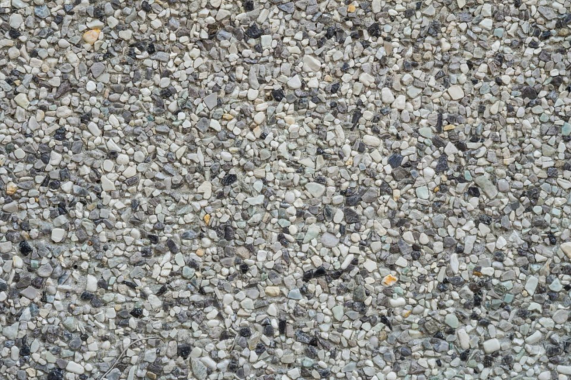 级配碎石,由细集料,粗集料和石屑各占一定比例所组成的混合料,当其