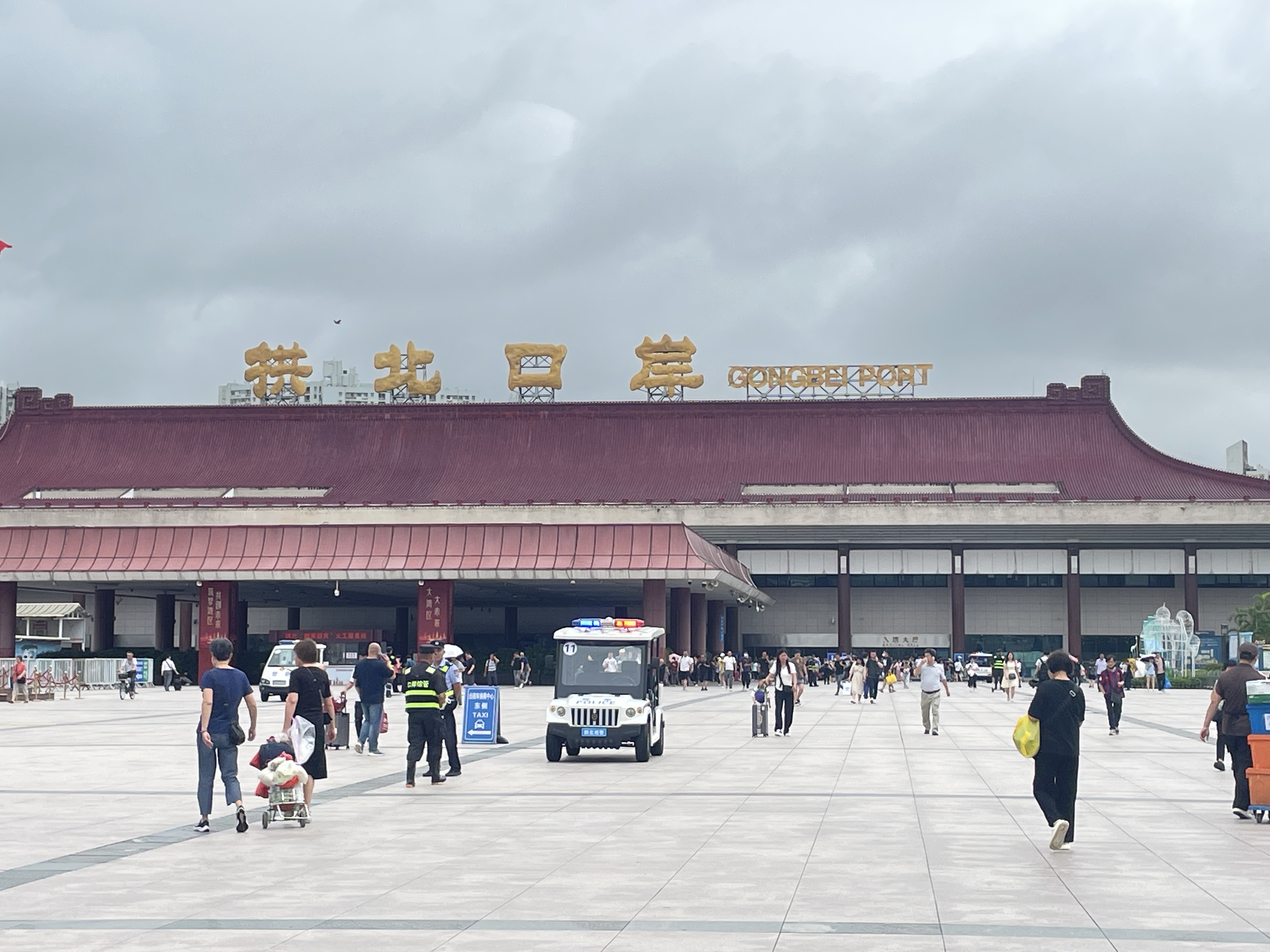 珠海口岸货物广场就在拱北口岸的前面,它是每个外地游客来珠海的必游