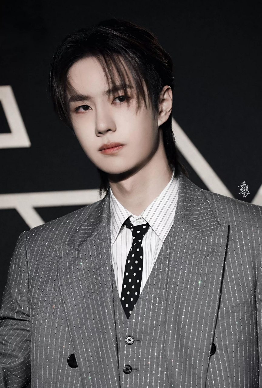 王一博 穿上西装的样子超有型又帅气,眼神散发出一种魅力, 时而单眼皮