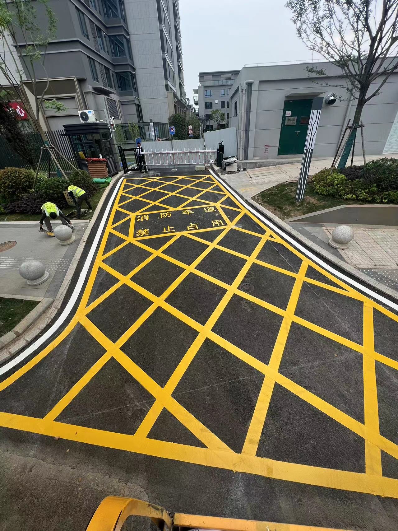 武汉厂区出入口消防通道网格线的设置