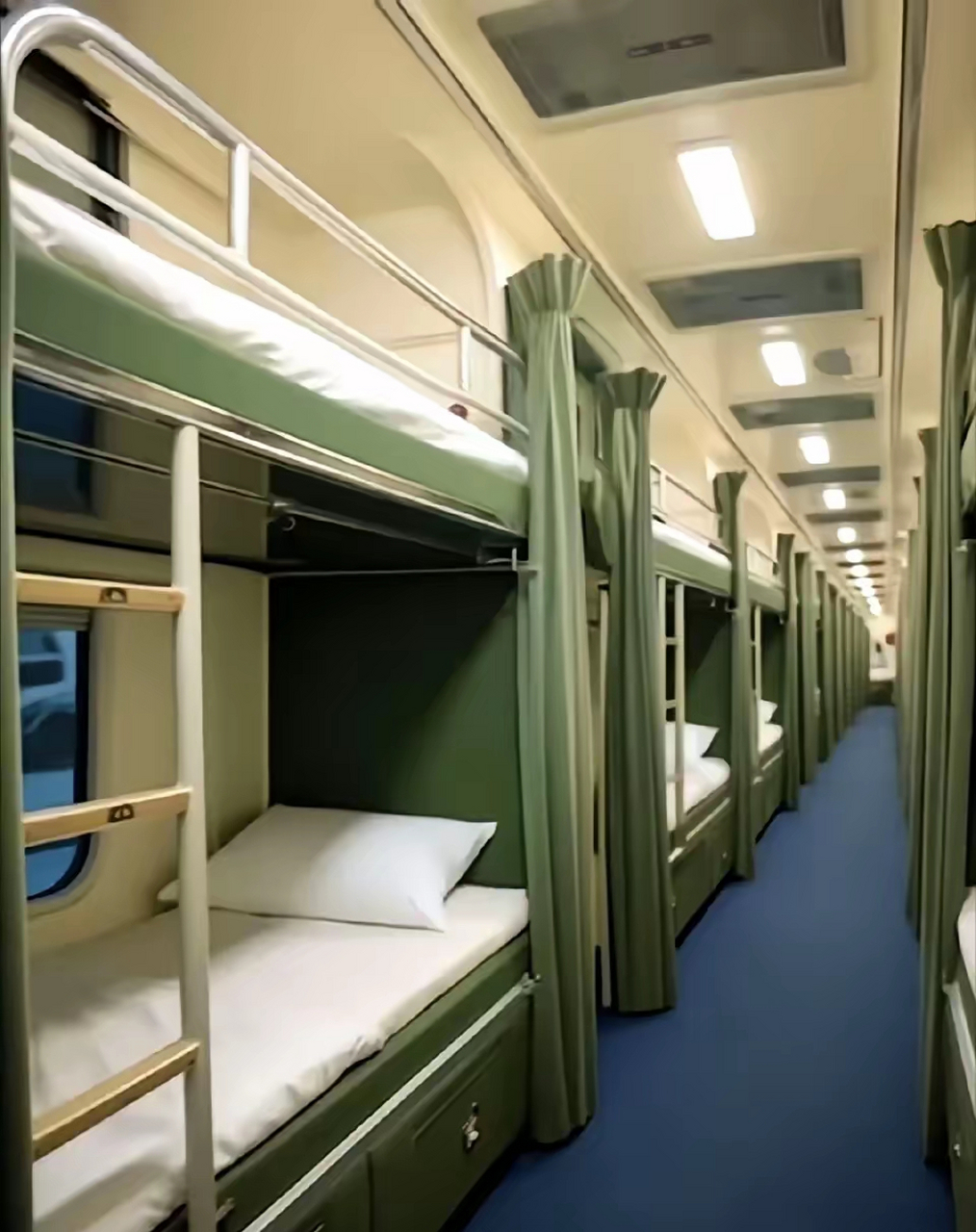 我们现在的绿皮车卧铺都是横向的,跟火车行进方向垂直,人躺着总感觉不