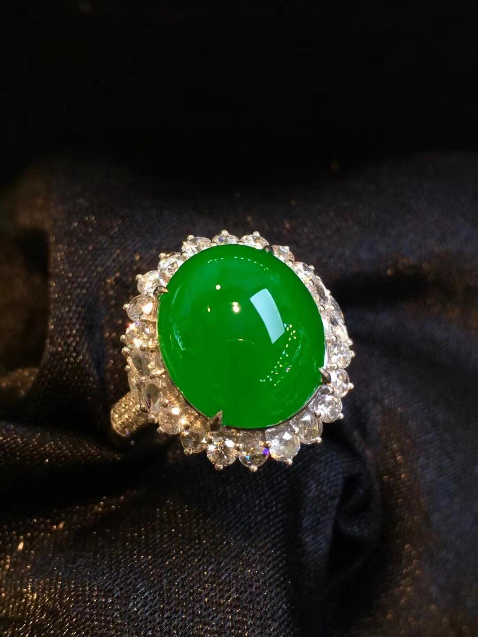 浓阳绿蛋面戒指通体霸气侧漏的浓正阳绿色,颜色非常均匀,任何光线下都